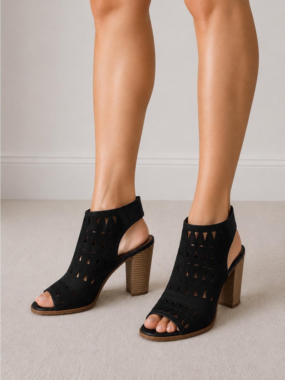 4th & Union Black Heels with Ankle Strap – Size 7
🖤👠 4” Heel